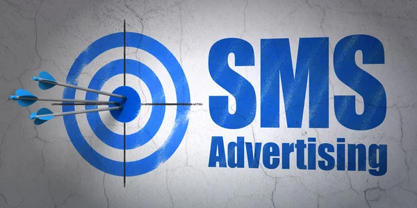Διαφήμιση έννοια: στόχευση και SMS διαφήμιση σε φόντο τοίχου — Φωτογραφία Αρχείου