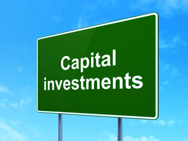 Koncepcja bankowości: inwestycje kapitałowe na tle znaku drogowego — Zdjęcie stockowe