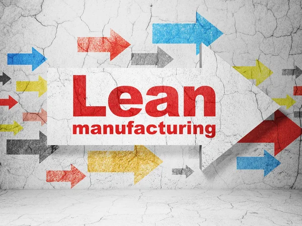Concepto de fabricación: flecha con Lean Manufacturing sobre fondo de pared grunge —  Fotos de Stock