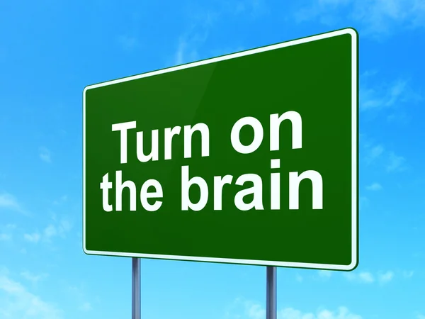 Concepto de aprendizaje: Activar el cerebro en el fondo de la señal de tráfico —  Fotos de Stock