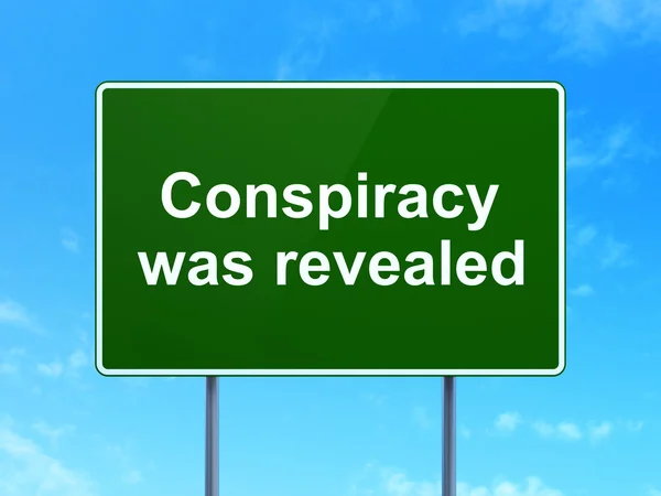 Conceito de política: A conspiração foi revelada no fundo do sinal de estrada — Fotografia de Stock