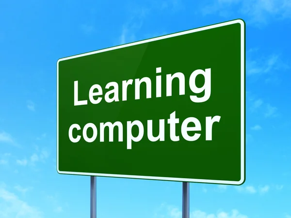 Concetto di apprendimento: computer di apprendimento su sfondo cartello stradale — Foto Stock