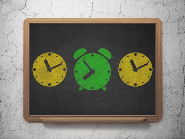Timeline-Konzept: grünes Wecker-Symbol auf dem Hintergrund der Schultafel — Stockfoto