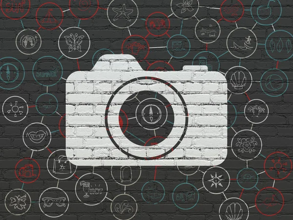Semester koncept: fotokamera på väggen bakgrund — Stockfoto
