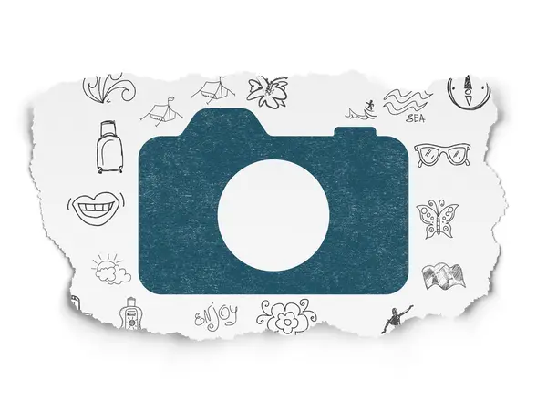 Concetto turistico: Fotocamera fotografica su sfondo di carta strappata — Foto Stock