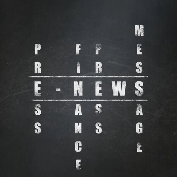 Conceito de notícias: palavra E-news na resolução de enigma de palavras cruzadas — Fotografia de Stock