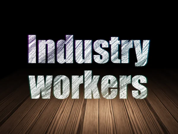 Branchenkonzept: Industriearbeiter im Grunge Dark Room — Stockfoto