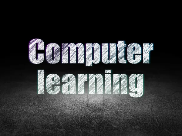 Концепция обучения: Компьютерное обучение в гранж-темной комнате — стоковое фото