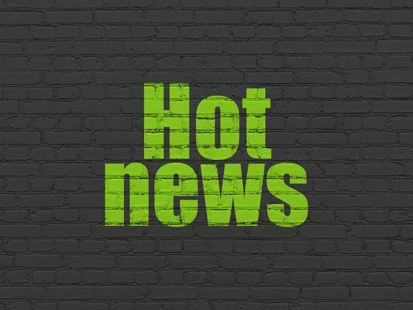 Conceito de notícias: Hot News no fundo da parede — Fotografia de Stock