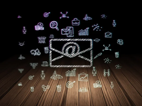Концепція бізнесу: електронна пошта в гранжевій темній кімнаті — стокове фото