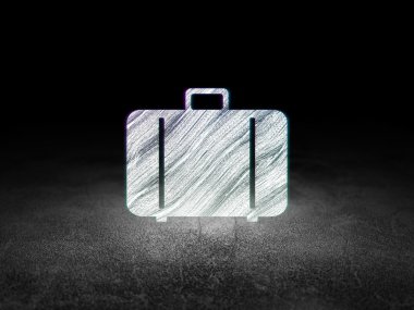 Seyahat kavramı: grunge karanlık odada çanta