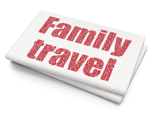 Концепция туризма: Семейное путешествие на фоне чистых газет — стоковое фото