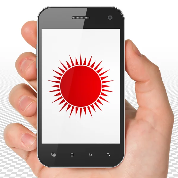 Toerisme concept: Hand Holding Smartphone met zon op display — Stockfoto