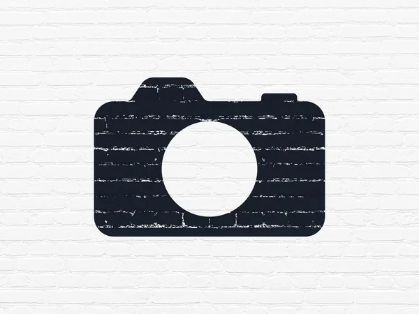 Vakantie concept: fotocamera op muur achtergrond — Stockfoto