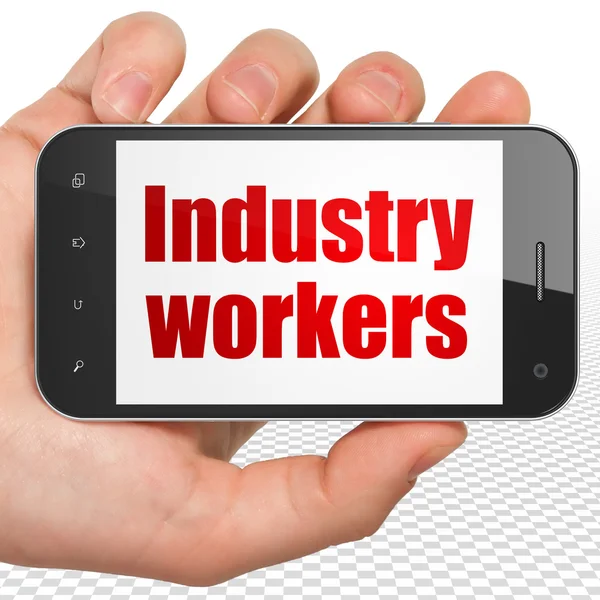 Herstellungskonzept: Smartphone in der Hand mit Industriearbeitern auf dem Display — Stockfoto