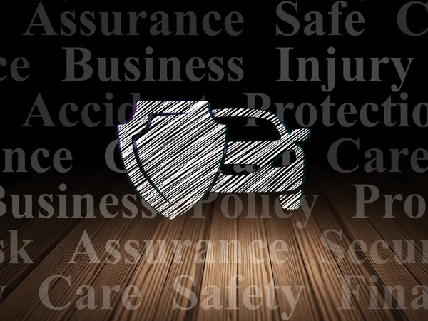 Versicherungskonzept: Auto und Schild im Grunge Dark Room — Stockfoto