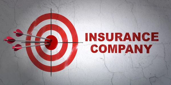 Концепция страхования: целевая и страховая компания на настенном фоне — стоковое фото