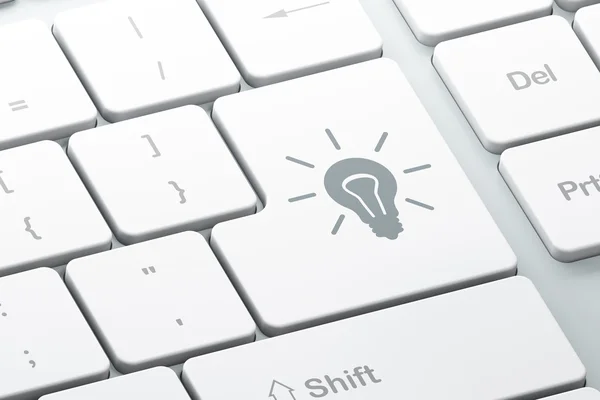 Affärsidé: lampa på dator tangentbord bakgrund — Stockfoto