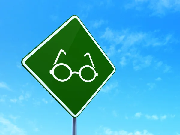 Conceito de ciência: Óculos sobre fundo sinal de estrada — Fotografia de Stock
