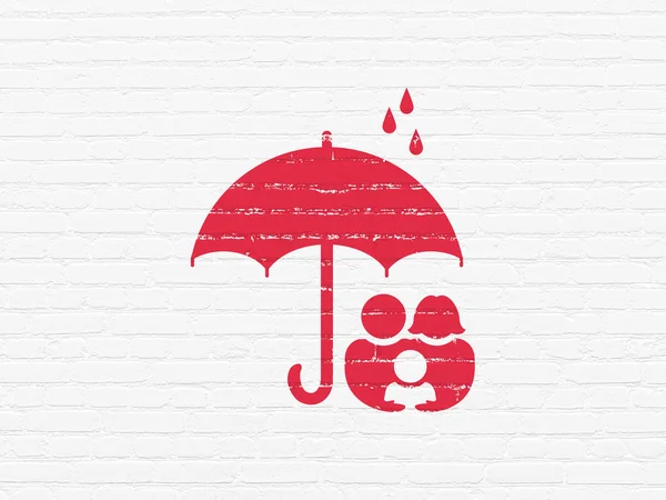 Koncepce ochrany soukromí: rodina a deštník na zeď na pozadí — Stock fotografie