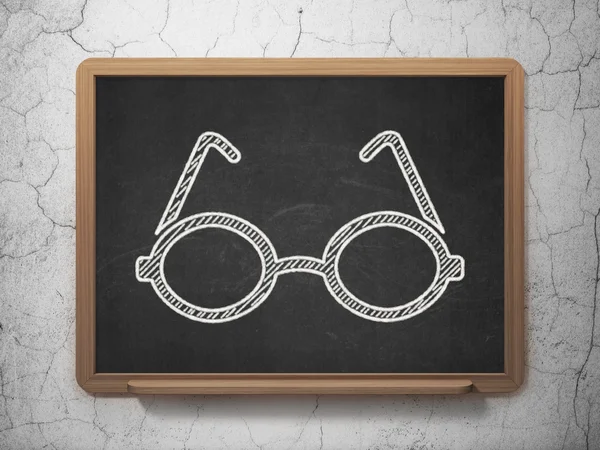 Conceito de aprendizagem: Óculos sobre fundo quadro-negro — Fotografia de Stock