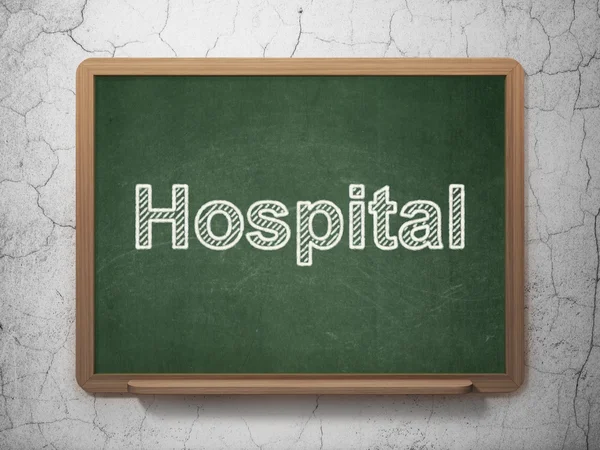 卫生保健概念： 黑板背景上的医院 — 图库照片