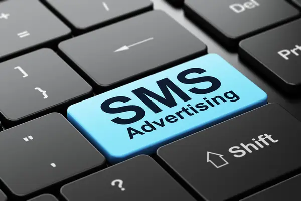 Conceito de marketing: SMS Publicidade no fundo do teclado do computador — Fotografia de Stock