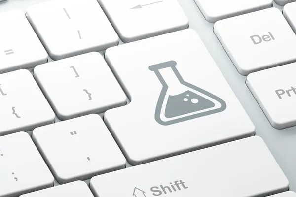 Concetto scientifico: Flask sullo sfondo della tastiera del computer — Foto Stock