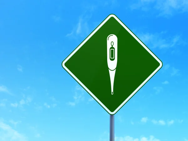 Concetto di salute: termometro sullo sfondo del segnale stradale — Foto Stock