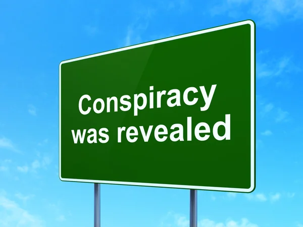 Conceito político: A conspiração foi revelada no fundo do sinal da estrada — Fotografia de Stock