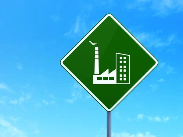 金融の概念: 道路標識背景に産業ビル — ストック写真