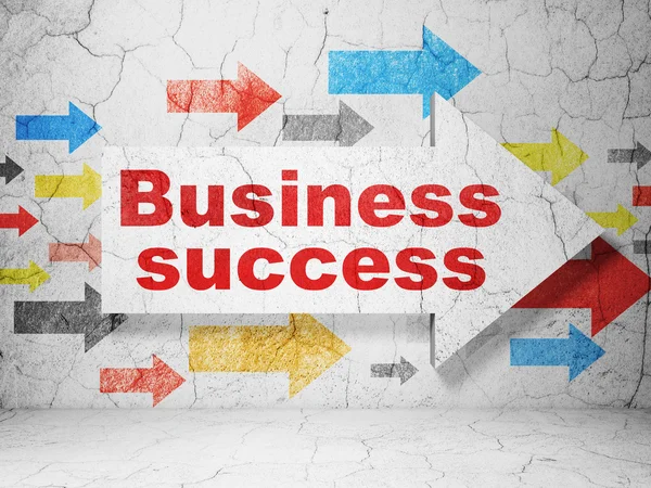 Концепція бізнесу: стрілка з успіхом бізнесу на фоні гранжевих стін — стокове фото