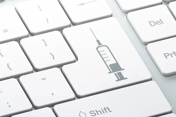 Sağlık kavramı: şırınga bilgisayar klavye arka plan üzerinde — Stok fotoğraf