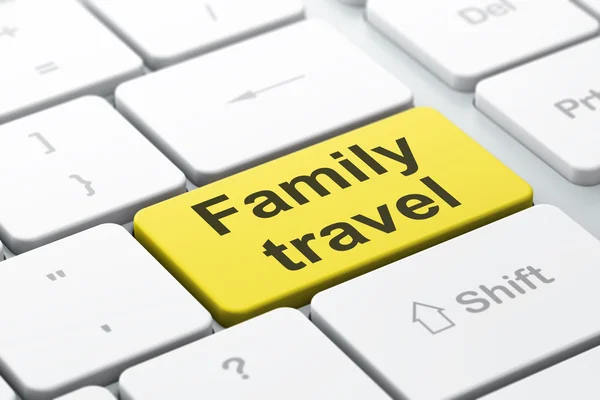Концепція подорожі: Сімейні подорожі на фоні клавіатури комп'ютера — стокове фото