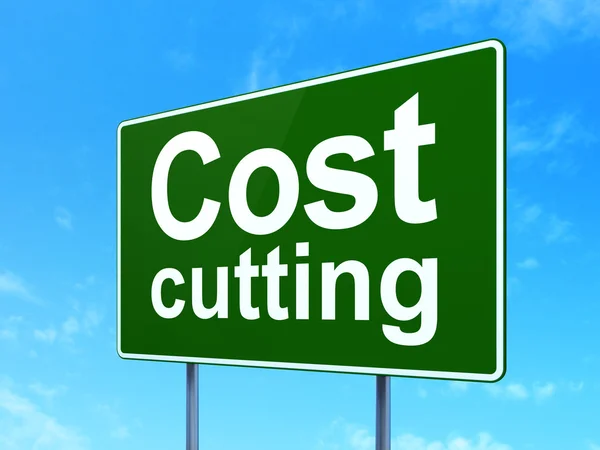 Concetto aziendale: riduzione dei costi sullo sfondo del cartello stradale — Foto Stock