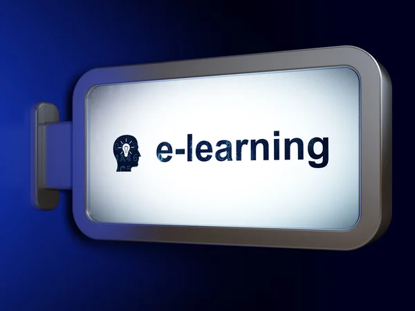 Concepto de aprendizaje: E-learning y Head With Light Bulb en el fondo de la cartelera — Foto de Stock