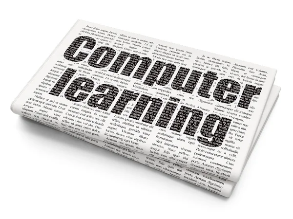 Концепция образования: компьютерное обучение на фоне газет — стоковое фото