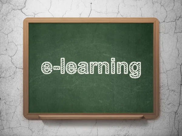 Concepto de aprendizaje: E-learning on chalkboard background — Foto de Stock