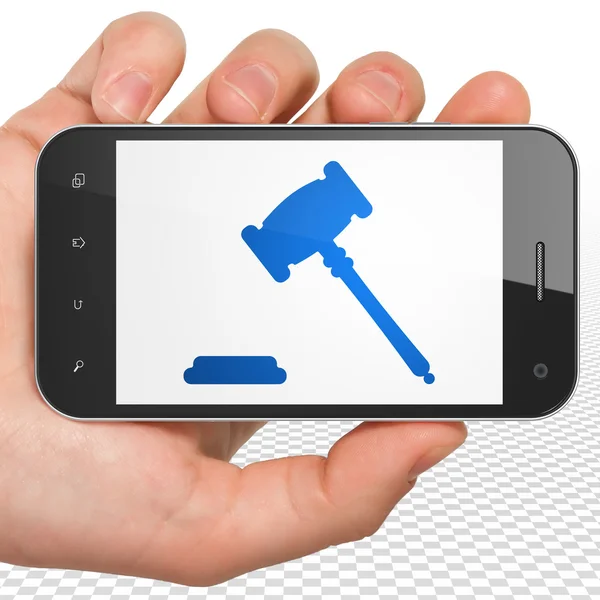 法律概念: 手拿着智能手机与木槌展出 — 图库照片
