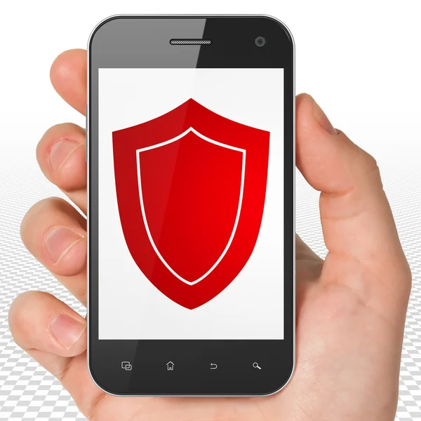 Концепция безопасности: ручной смартфон со щитом на дисплее — стоковое фото