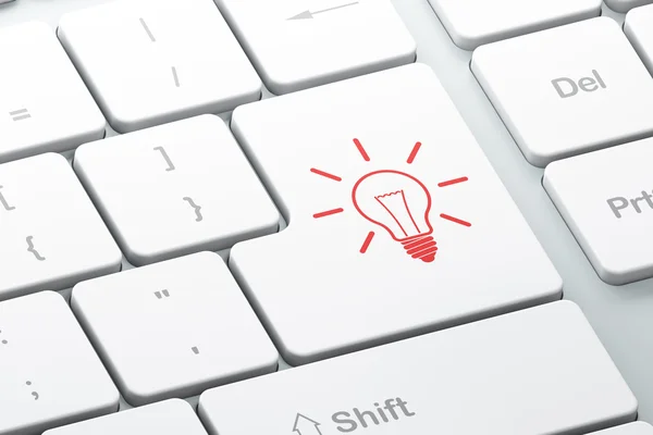 Finanzierungskonzept: Glühbirne auf Computertastatur-Hintergrund — Stockfoto