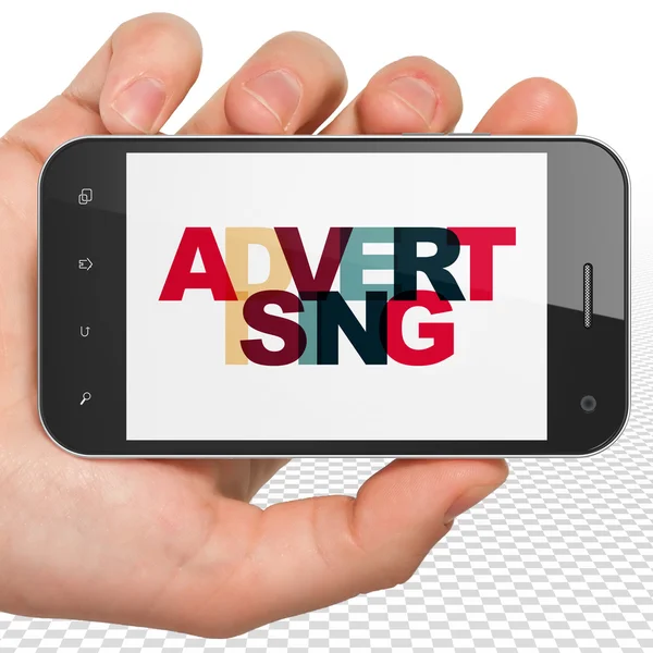 Marketingkonzept: Smartphone mit Werbung in der Hand — Stockfoto