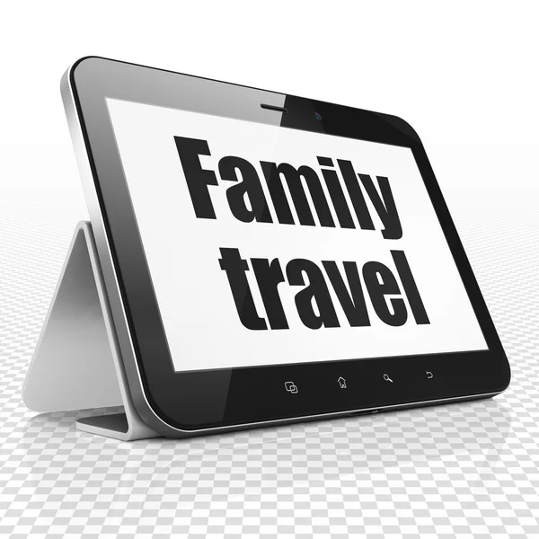 Концепція туризму: планшетний комп'ютер з сімейними подорожами на дисплеї — стокове фото