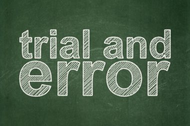 Bilim kavramı: deneme yanılma kara tahta arka plan üzerinde