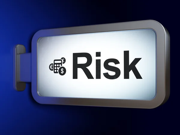 Ekonomi kavramı: Risk ve hesap makinesinde billboard arka plan — Stok fotoğraf