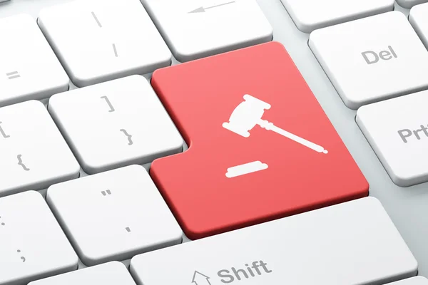 Gesetzeskonzept: Hammer auf Computertastatur-Hintergrund — Stockfoto