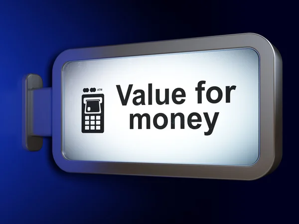 Банковская концепция: стоимость за деньги и банкомат на фоне рекламного щита — стоковое фото