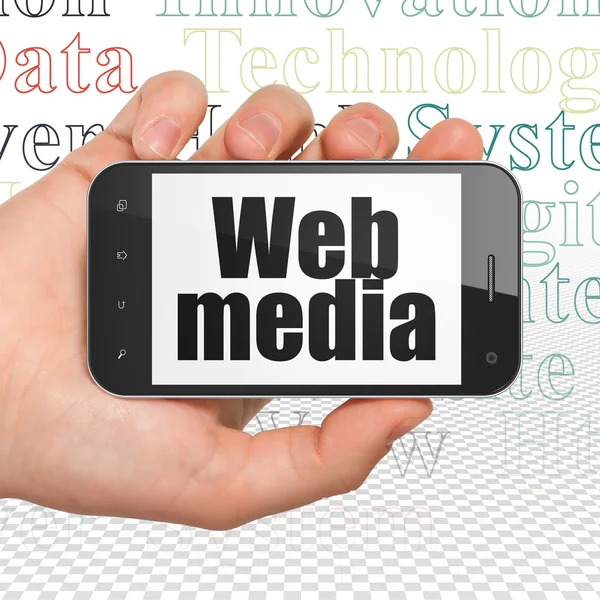 Web ontwikkelingsconcept: Hand Holding Smartphone met Media van het Web op display — Stockfoto