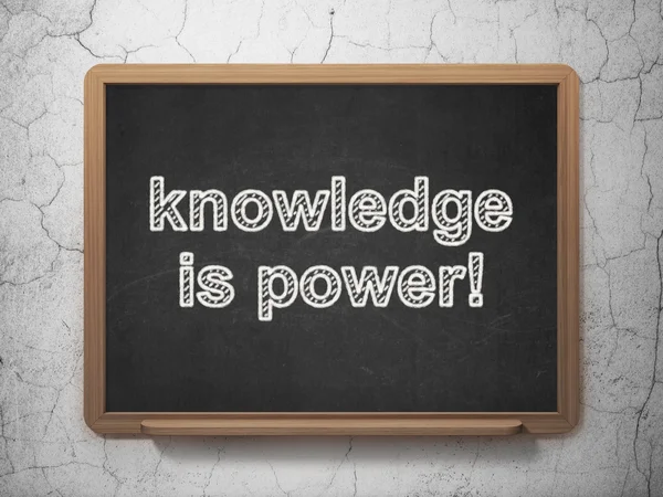 Estudando conceito: Conhecimento é poder sobre fundo quadro-negro — Fotografia de Stock