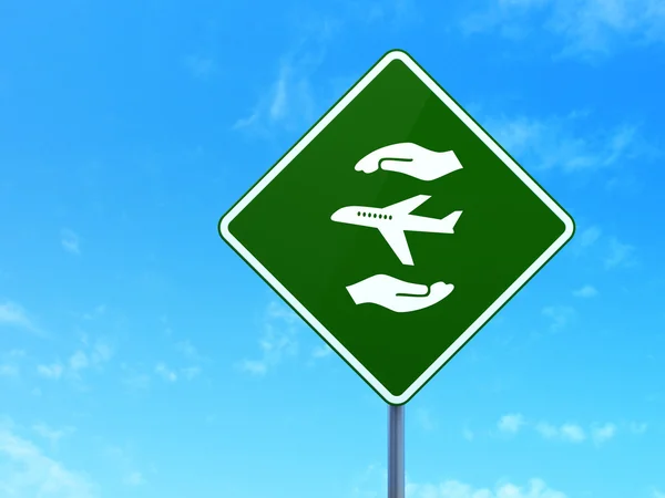 Concetto di assicurazione: aereo e palmo su sfondo cartello stradale — Foto Stock